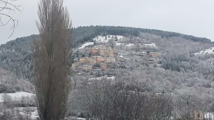 Appartamento Castello Di Cammoro Sellano Luaran gambar