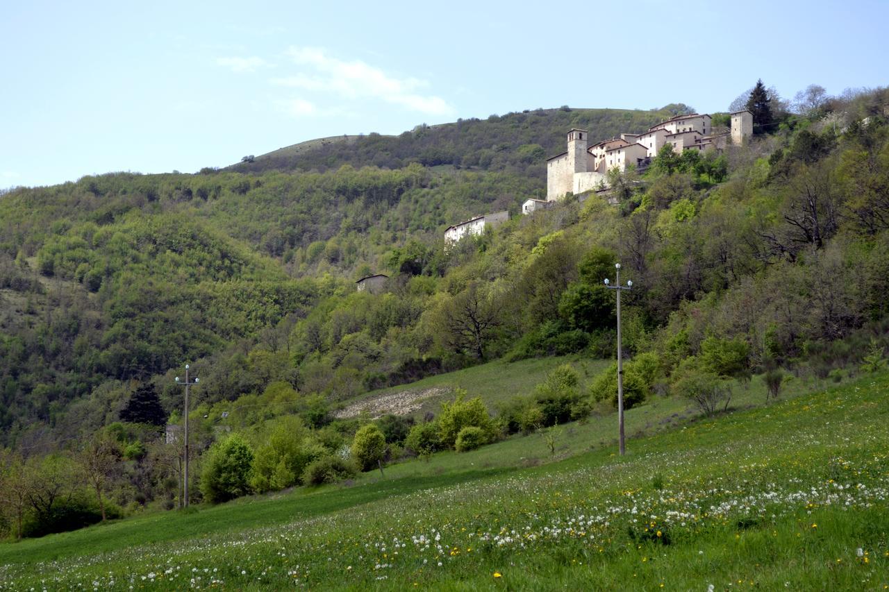 Appartamento Castello Di Cammoro Sellano Luaran gambar